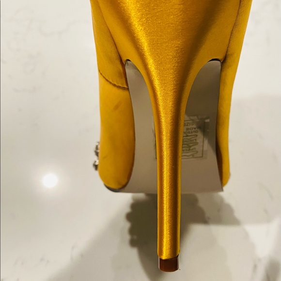 Yellow Rhinestone and Pearl pumps - Picture 4 of 6